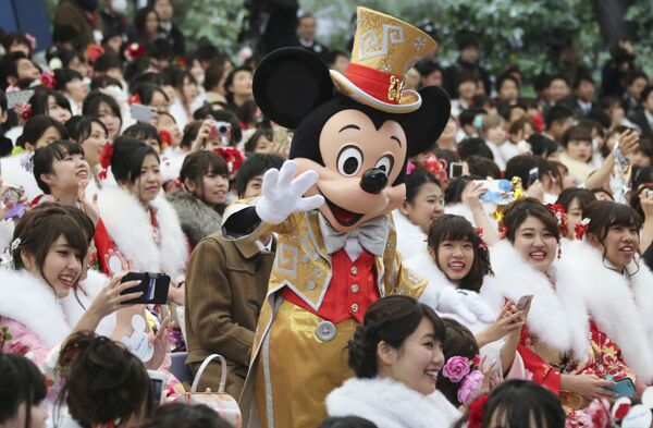 米奇與東京迪士尼樂園的遊客。 - 俄羅斯衛星通訊社