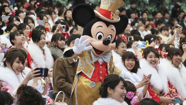 Микки Маус с посетителями Диснейленда в Токио - 俄罗斯卫星通讯社