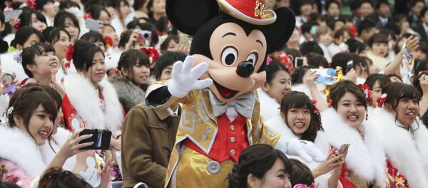 Микки Маус с посетителями Диснейленда в Токио - 俄罗斯卫星通讯社