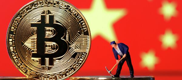 Биткоин на фоне китайского флага  - 俄罗斯卫星通讯社