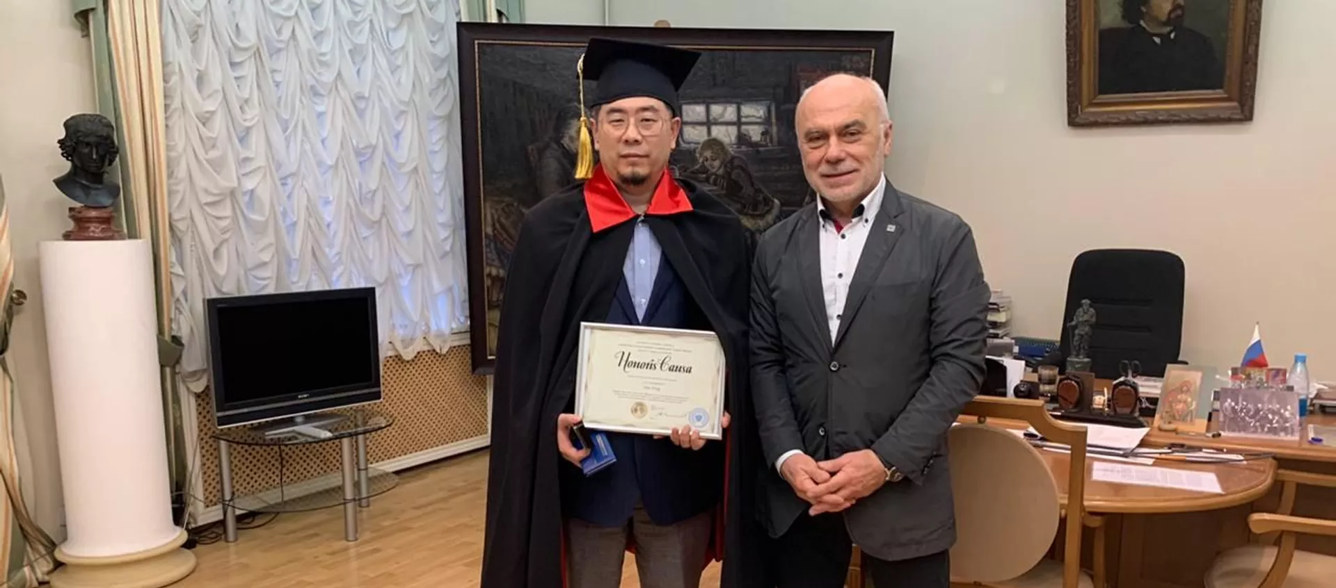 旅俄華僑被授予俄蘇里科夫美院榮譽教授稱號 - 俄羅斯衛星通訊社, 1920, 24.12.2019