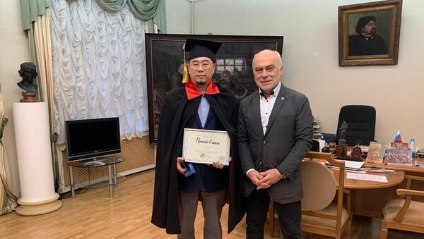 旅俄华侨被授予俄苏里科夫美院荣誉教授称号 - 俄罗斯卫星通讯社
