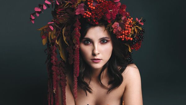 俄羅斯女子冰球聯盟2020年歷上的冰球運動員伊麗莎白·羅德諾娃 - 俄羅斯衛星通訊社