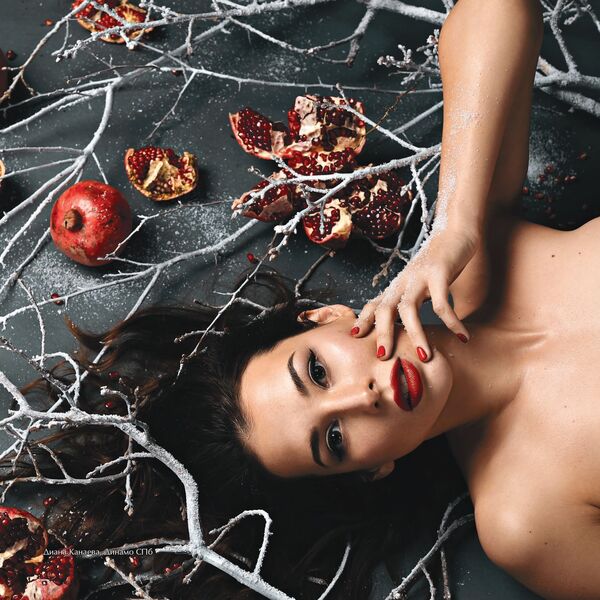 俄羅斯女子冰球聯盟2020年歷上的冰球運動員戴安娜·卡納耶娃 - 俄羅斯衛星通訊社