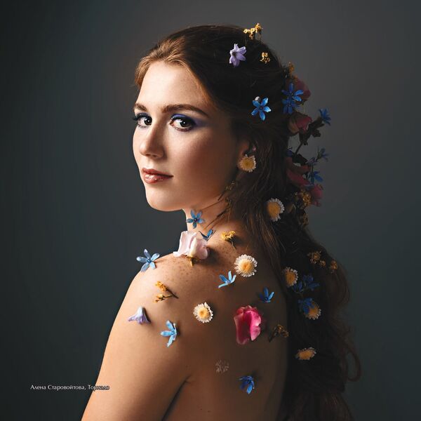 俄羅斯女子冰球聯盟2020年歷上的冰球運動員阿蓮娜·斯塔羅沃伊托娃 - 俄羅斯衛星通訊社