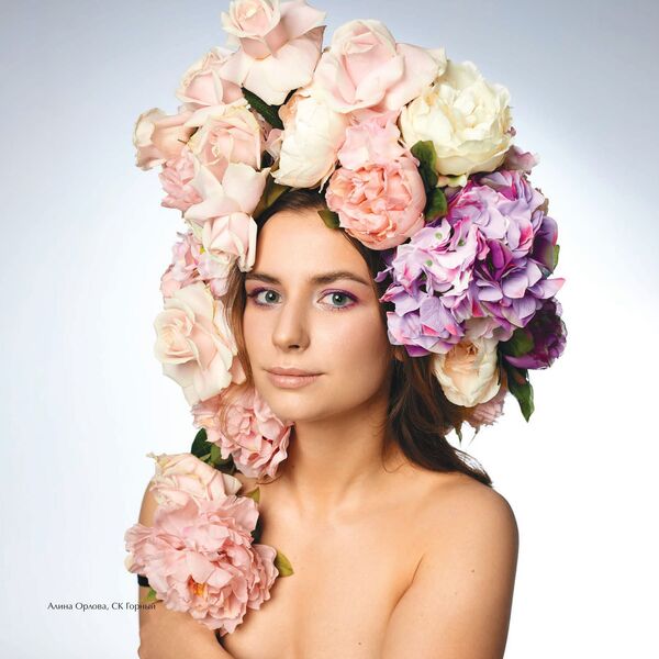 俄羅斯女子冰球聯盟2020年歷上的冰球運動員阿林娜·奧爾洛娃 - 俄羅斯衛星通訊社