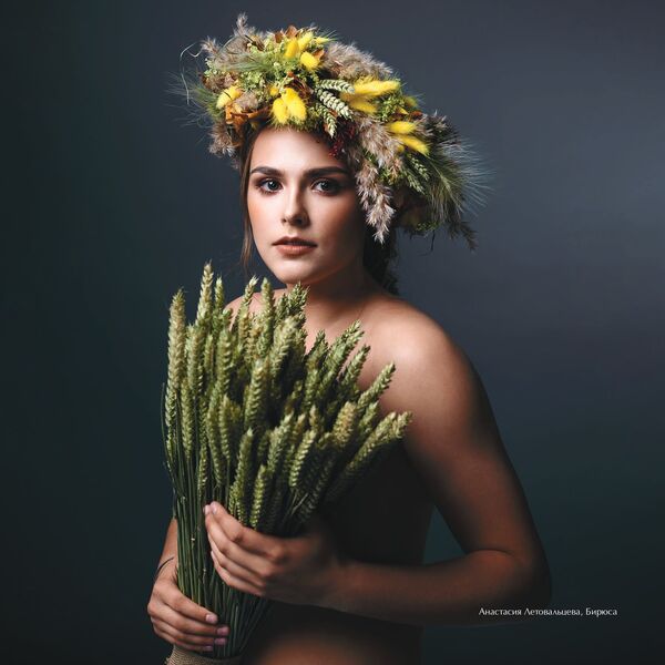 俄羅斯女子冰球聯盟2020年歷上的冰球運動員阿納斯塔西婭·列托瓦利採娃 - 俄羅斯衛星通訊社