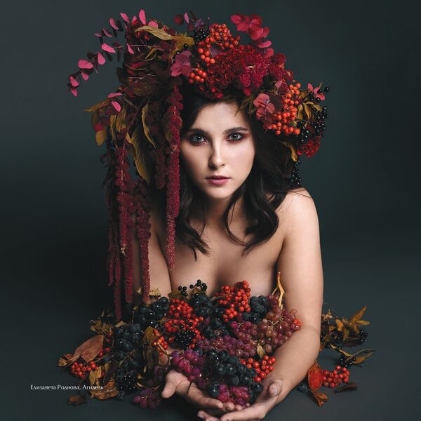 俄羅斯女子冰球聯盟2020年歷上的冰球運動員伊麗莎白·羅德諾娃 - 俄羅斯衛星通訊社