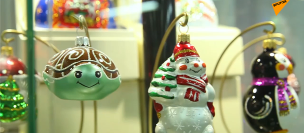 俄克拉斯諾亞爾斯克工廠推出“戴口罩的聖誕球” - 俄羅斯衛星通訊社