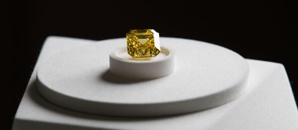 Уникальный жёлтый бриллиант Уникальный жёлтый бриллиант - 俄罗斯卫星通讯社