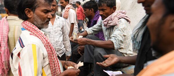 Рабочие делят заработок между собой. Нью-Дели Рабочие делят заработок между собой. Нью-Дели - 俄羅斯衛星通訊社