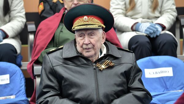 Генерал армии в отставке Махмут Гареев во время военного парада в Москве - 俄羅斯衛星通訊社