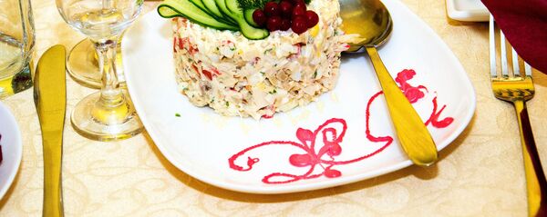 Салат оливье на праздничном столе - 俄罗斯卫星通讯社