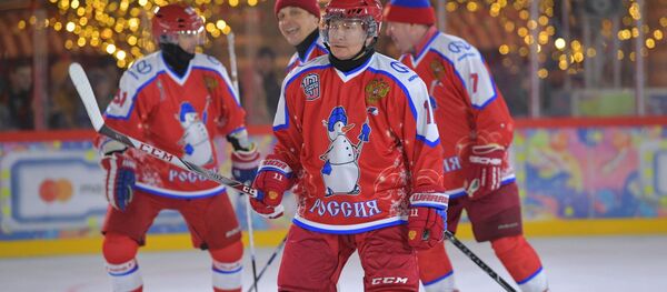 Президент РФ В. Путин принял участие в предновогоднем товарищеском матче Ночной хоккейной лиги - 俄罗斯卫星通讯社