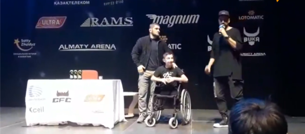 UFC輕量級冠軍與無腿男孩踢足球並贈予蘋果手機 - 俄羅斯衛星通訊社