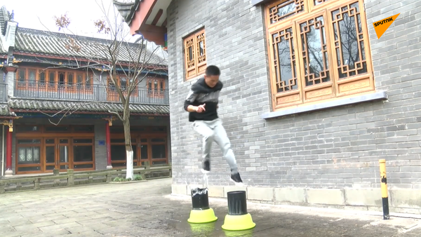 重慶小伙練就“蜻蜓點水”功夫  - 俄羅斯衛星通訊社