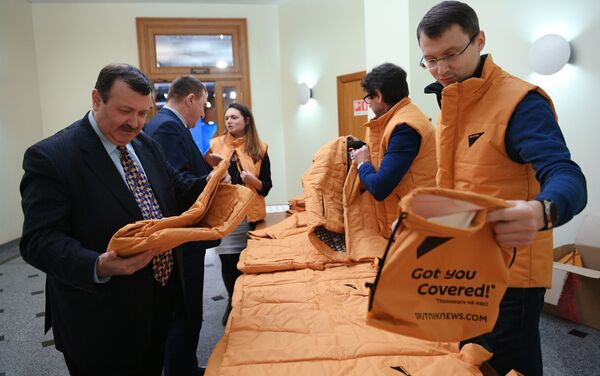 急著們身穿帶有Sputnik（即“衛星通訊社“）字樣橙色背心 - 俄羅斯衛星通訊社