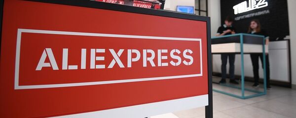 Брендированная витрина с товарами китайского онлайн-магазина AliExpress в салоне оператора сотовой связи Tele2 в Москве. - 俄罗斯卫星通讯社
