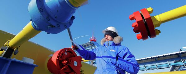 Рабочий проверяет газовый клапан Газпром на Атаманской компрессорной станции. Газпром. Сила Сибири Рабочий проверяет газовый клапан Газпром на Атаманской компрессорной станции. Газпром. Сила Сибири - 俄羅斯衛星通訊社