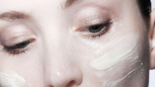 Женщина с кремом на лице - 俄罗斯卫星通讯社