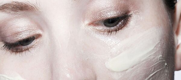 Женщина с кремом на лице Женщина с кремом на лице - 俄羅斯衛星通訊社