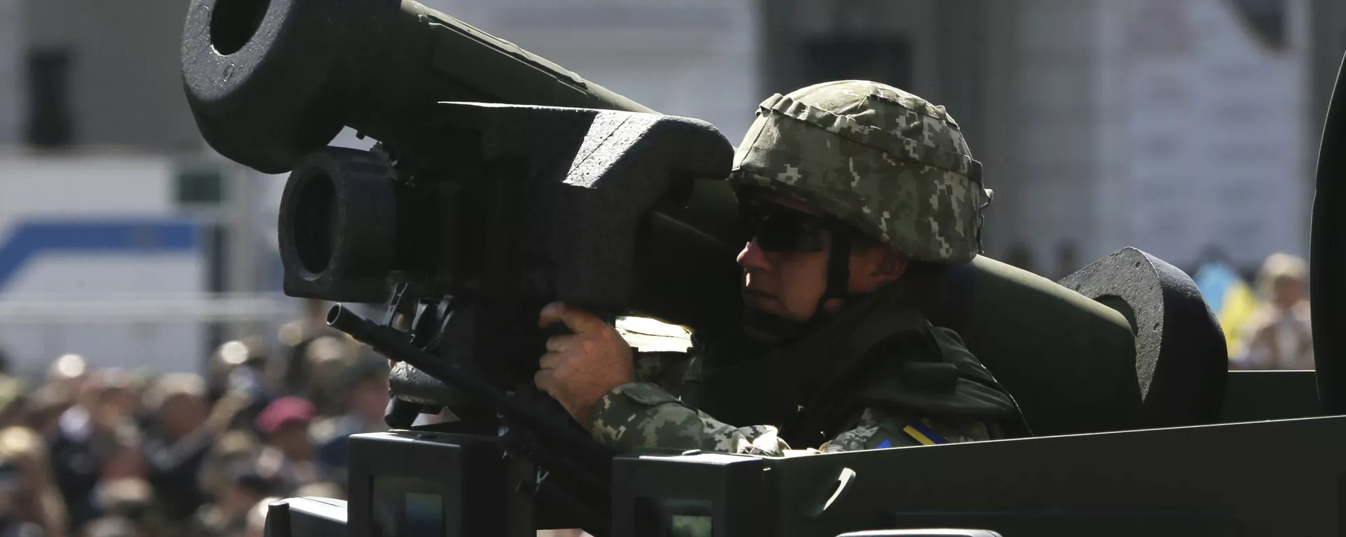 Украинский солдат с переносным противотанковым ракетным комплексом Javelin на военном параде в Киеве  - 俄羅斯衛星通訊社, 1920, 23.11.2021