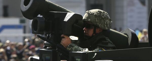 Украинский солдат с переносным противотанковым ракетным комплексом Javelin на военном параде в Киеве  - 俄罗斯卫星通讯社