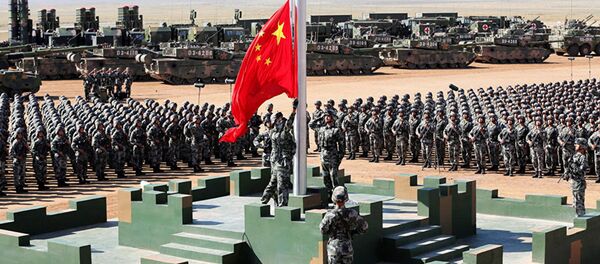 Военнослужащие НОАК водружают национальный флаг во время военного парада  - 俄罗斯卫星通讯社