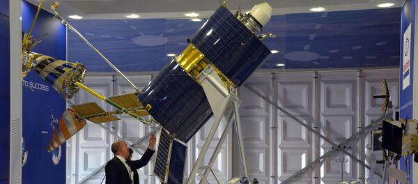 Космический аппарат Гонец-М на Международном авиационно-космическом салоне Фарнборо-2014 Космический аппарат Гонец-М на Международном авиационно-космическом салоне Фарнборо-2014 - 俄羅斯衛星通訊社