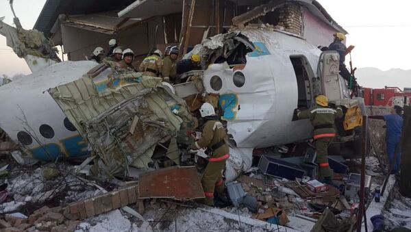 Сотрудники спасательной службы и полиции на месте крушения самолета Fokker 100 - 俄罗斯卫星通讯社
