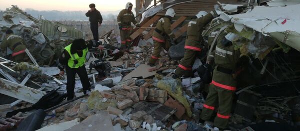 Сотрудники спасательной службы и полиции на месте крушения самолета Fokker 100 - 俄羅斯衛星通訊社
