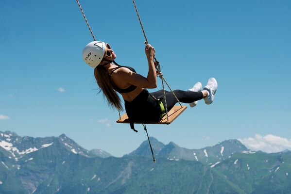 Девушка катается на тарзанке на горнолыжном курорте Роза Хутор в Сочи - 俄羅斯衛星通訊社