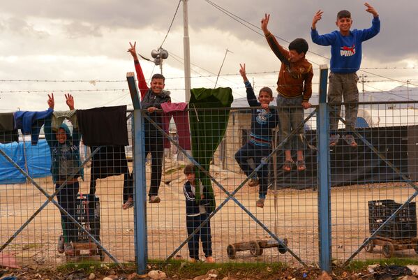 Дети в лагере беженцев из Сирии и из других районов Ирака Барика около города Сулеймания, Ирак - 俄羅斯衛星通訊社