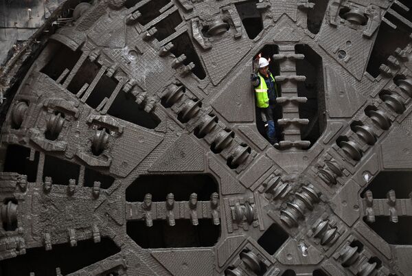 Рабочий на тоннелепроходческом щите во время строительства станции метро Нижегородская в Москве - 俄罗斯卫星通讯社