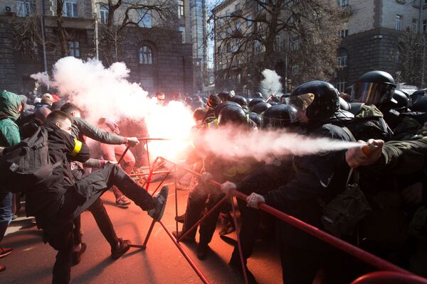 Столкновения между националистами и сотрудниками полиции возле здания администрации президента Украины в центре Киева - 俄罗斯卫星通讯社