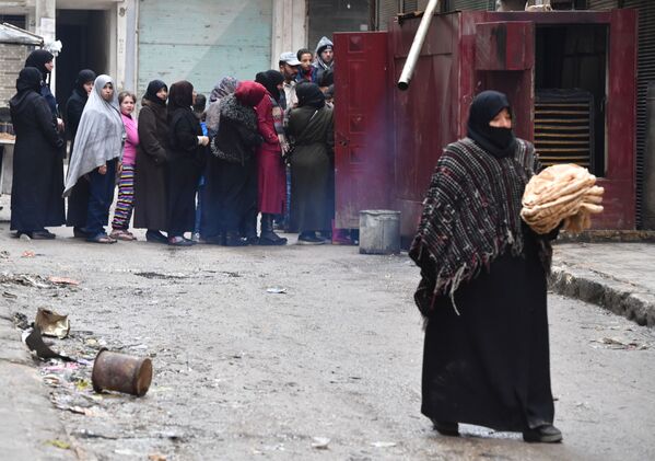 Местные жители в очереди за хлебом на одной из улиц в Алеппо, Сирия - 俄羅斯衛星通訊社