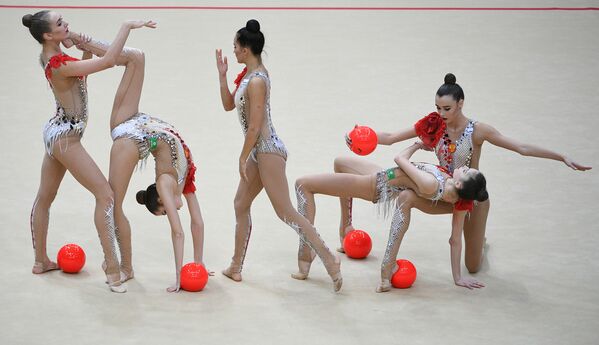 Команда России выполняет упражнение с 5-ю мячами в финале групповой программы по художественной гимнастике на этапе Гран-при Москвы - 俄罗斯卫星通讯社