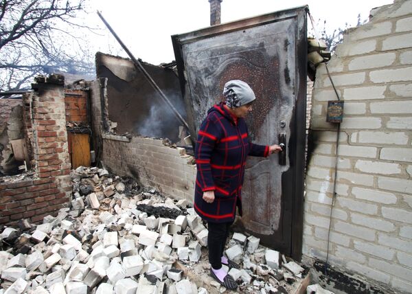 Дом на окраине Петровского района Донецка, сгоревший от попадания снаряда - 俄罗斯卫星通讯社