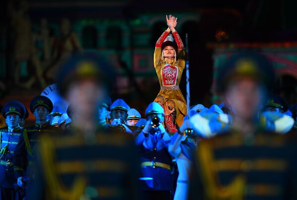 Оркестр и рота Почетного караула Национальной гвардии Республики Казахстан выступают на церемонии закрытия фестиваля Спасская башня на Красной Площади в Москве - 俄羅斯衛星通訊社