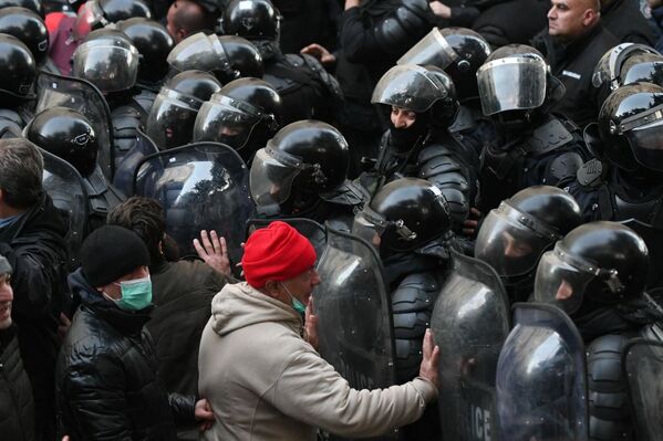 Сотрудники грузинского спецназа разгоняют акцию оппозиционеров у здания парламента Грузии - 俄罗斯卫星通讯社