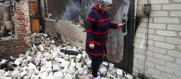 Дом на окраине Петровского района Донецка, сгоревший от попадания снаряда - 俄罗斯卫星通讯社