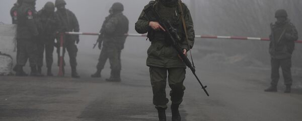 Сотрудники военной комендатуры ДНР на КПП на окраине города Горловка в Донецкой области Сотрудники военной комендатуры ДНР на КПП на окраине города Горловка в Донецкой области - 俄羅斯衛星通訊社