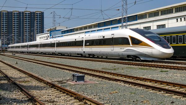 Поезд, предназначенный для поездок по железной дороге Пекин-Чжанцзякоу  - 俄罗斯卫星通讯社