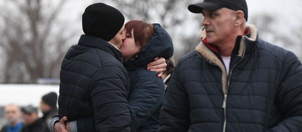 одные встречают пленных, возвращенных украинской стороной на КПП на окраине города Горловка в Донецкой области.  - 俄羅斯衛星通訊社