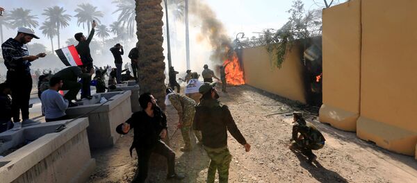 Протестующие у стены посольства США в Багдаде - 俄羅斯衛星通訊社