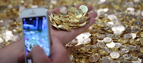 Десятирублевые монеты на линии штамповки на Московском монетном дворе - 俄罗斯卫星通讯社