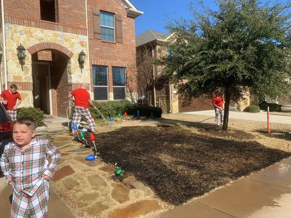 12歲男孩在聖誕節玩放大鏡 燒毀整個屋前草坪 - 俄羅斯衛星通訊社