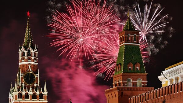 Новогодний салют над Красной площадью в Москве - 俄羅斯衛星通訊社