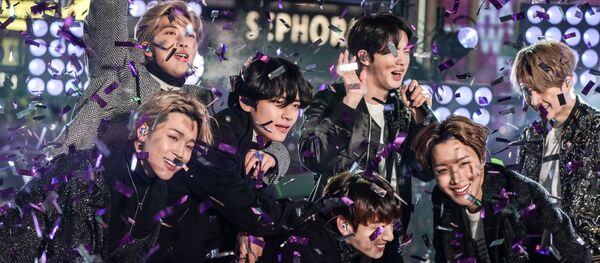 Южнокорейская группа во время выступления на Таймс-сквер в Нью-Йорке Южнокорейская группа во время выступления на Таймс-сквер в Нью-Йорке - 俄罗斯卫星通讯社