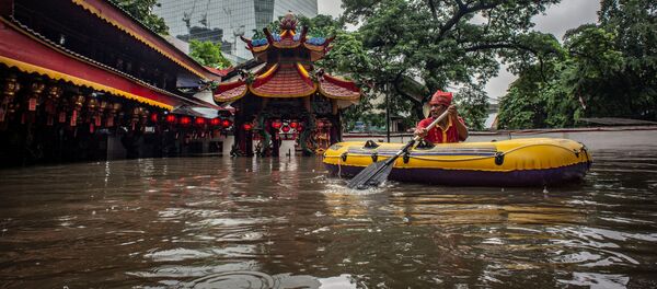 Мужчина в надувной лодке во время наводнения в Джакарте, Индонезия  - 俄罗斯卫星通讯社
